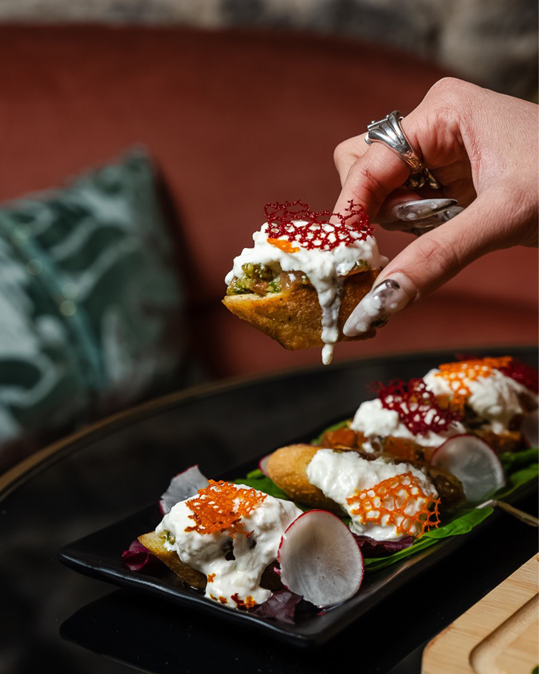 Petites assiettes garnies de crème, légumes et chips croustillantes