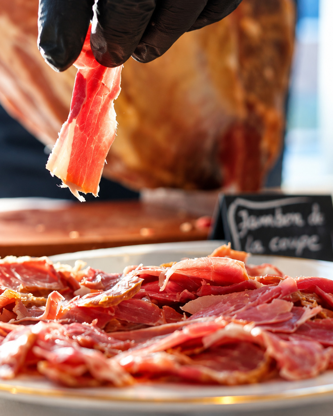 Tranches de charcuterie préparées au buffet du brunch