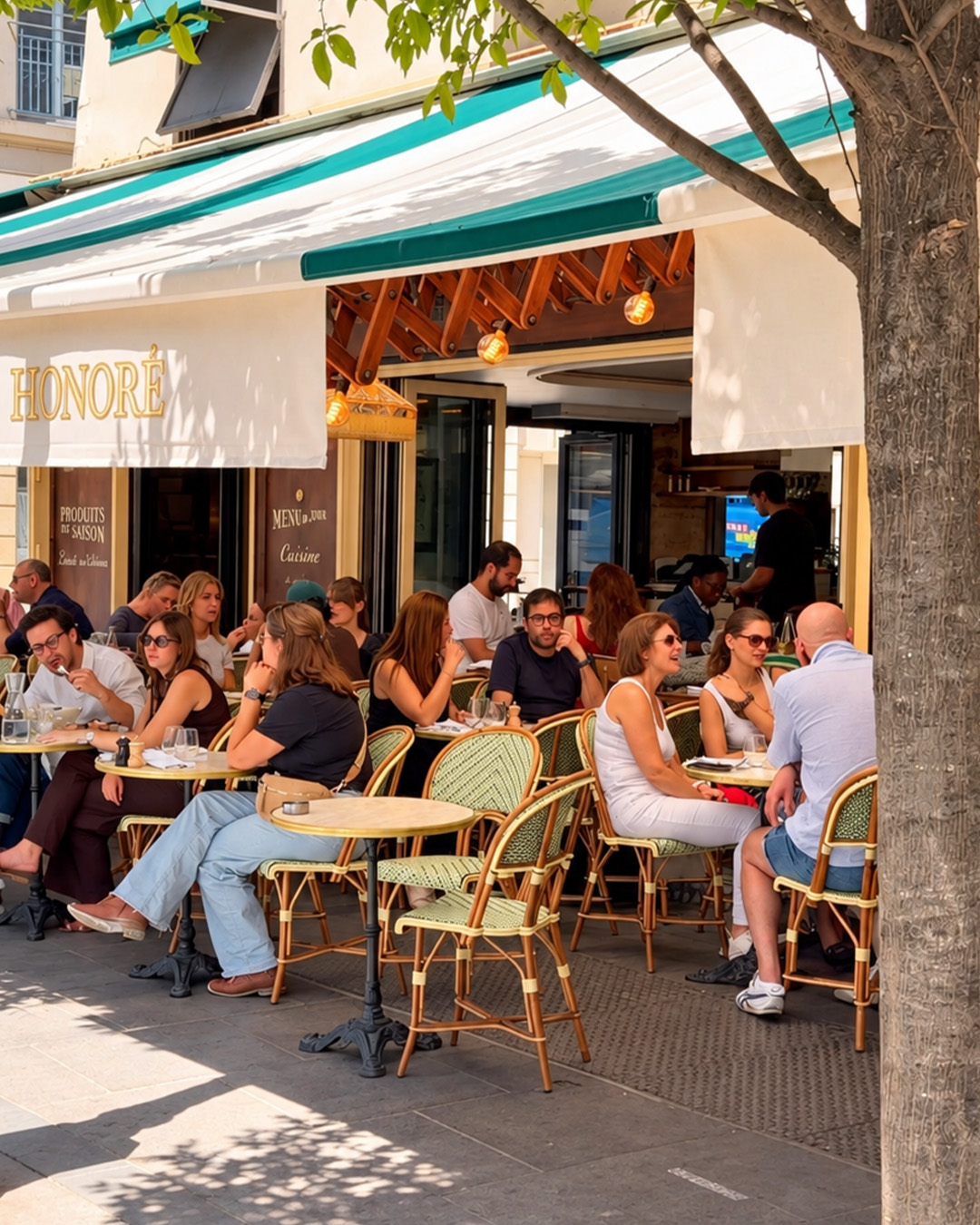 Terrasse de Maison Saint-Honoré animée sur la place du Marché Saint-Honoré